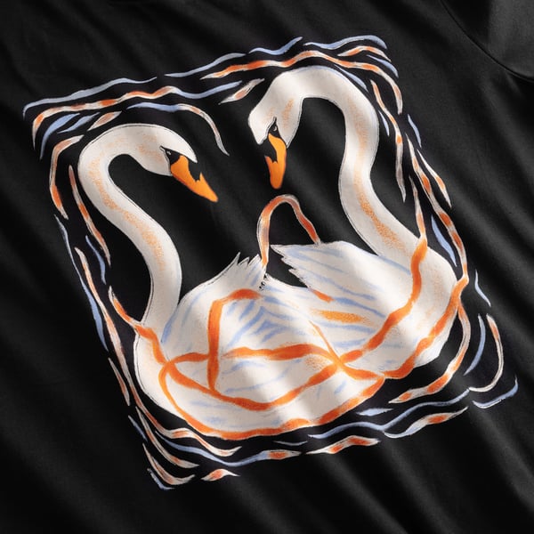 T-shirt Vadstena  - Painted swans black